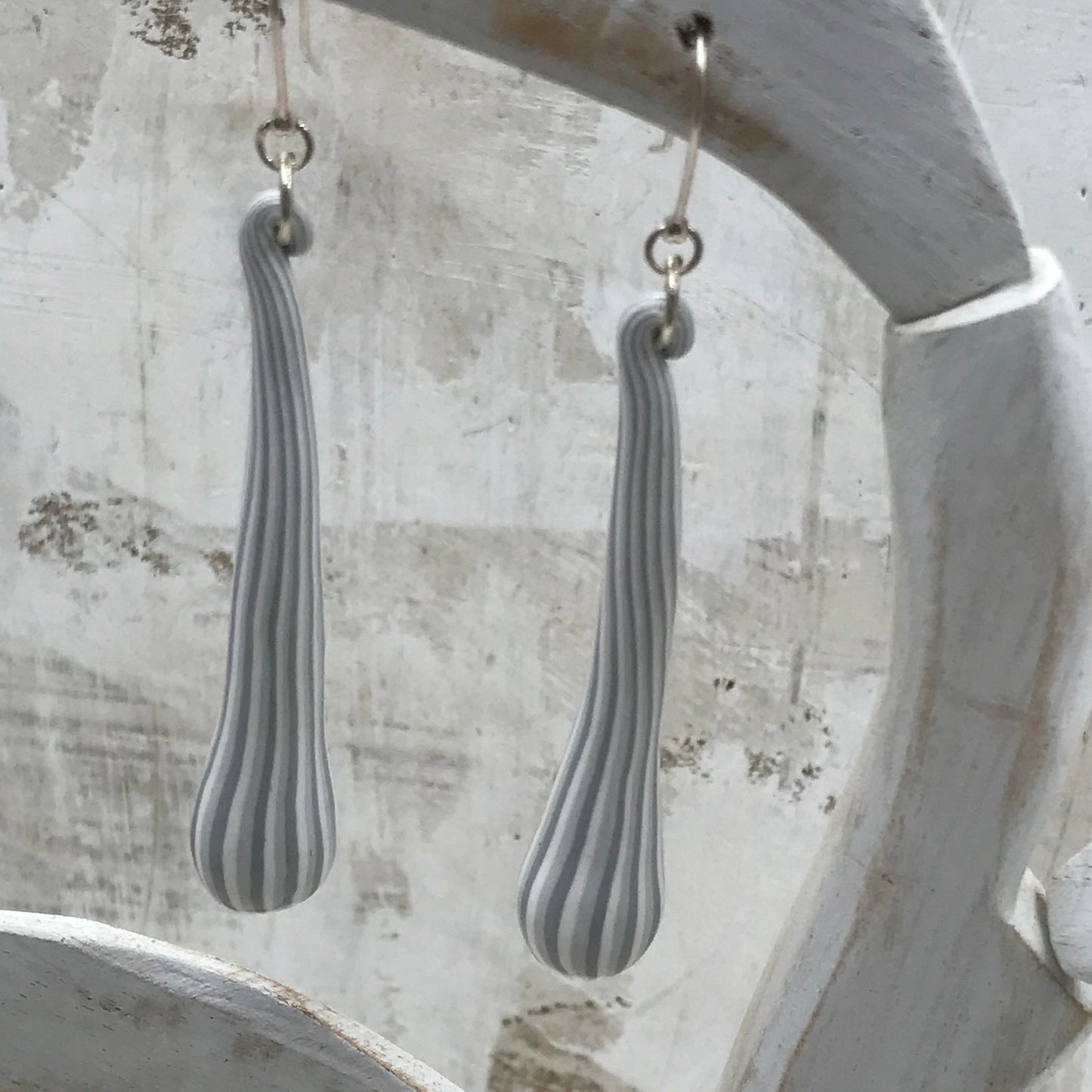 „White Botanics“ 925er STERLINGSILBER – handgefertigte graue Markohrringe mit Nadelstreifen – von Stephanie Fraselle – Kunstvolles Schmuckdesign