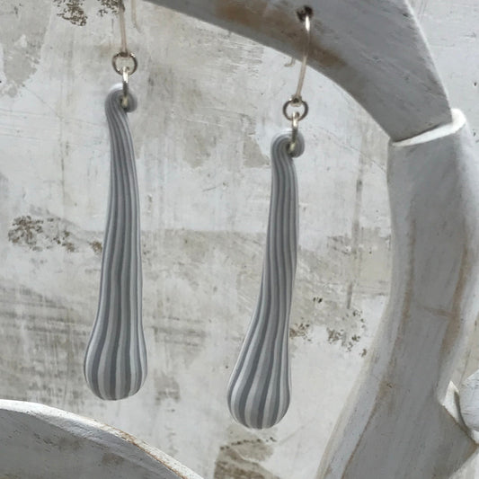 “White Botanics” PLATA DE LEY 925 - Pendientes de tuétano de rayas grises hechos a mano - por Stephanie Fraselle - Diseño de joyería artesanal
