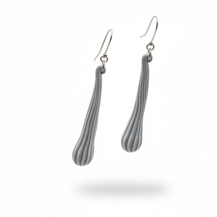 „White Botanics“ 925er STERLINGSILBER – handgefertigte graue Markohrringe mit Nadelstreifen – von Stephanie Fraselle – Kunstvolles Schmuckdesign