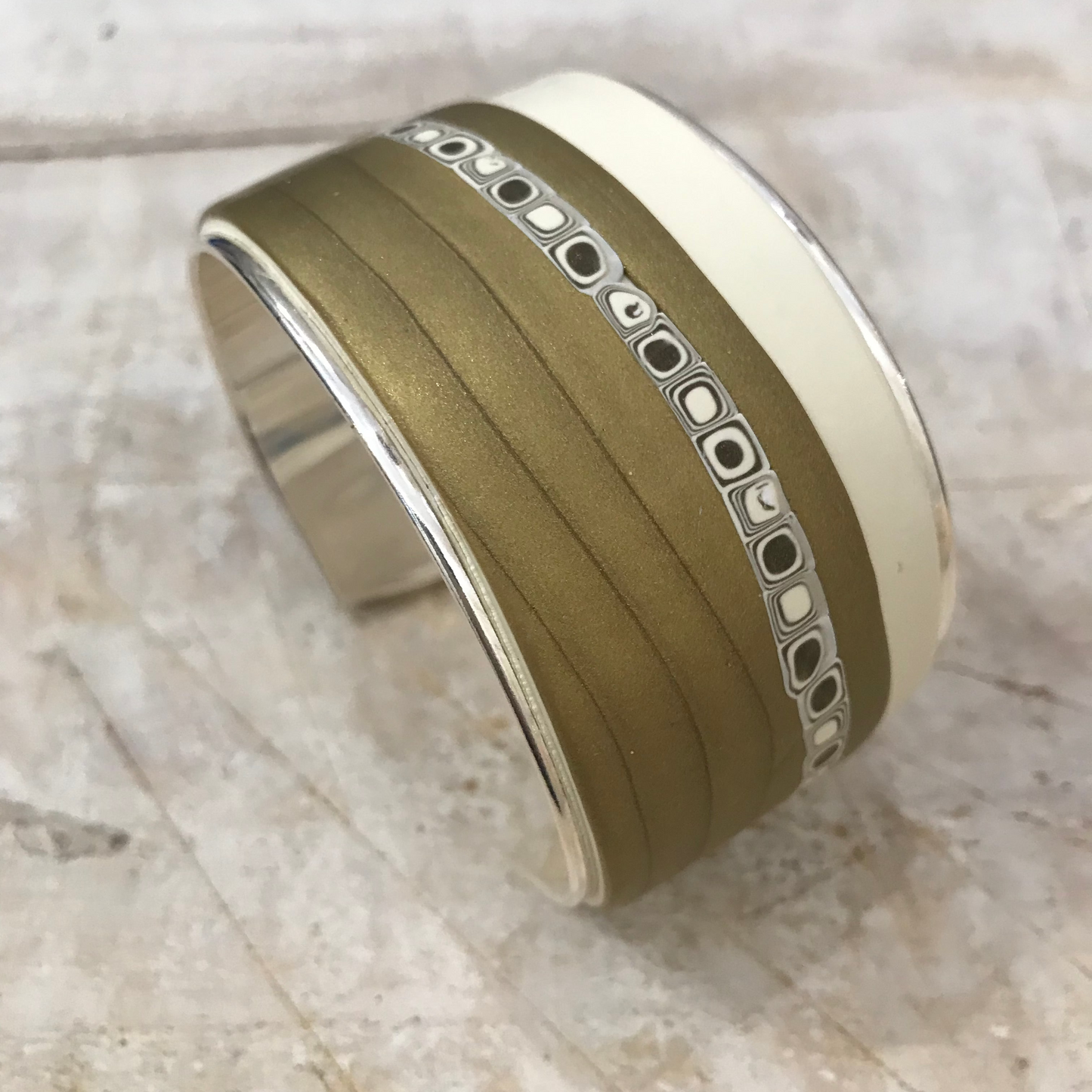 Brazalete brazalete “Golden” de Stephanie Fraselle – Diseño de joyería artesanal