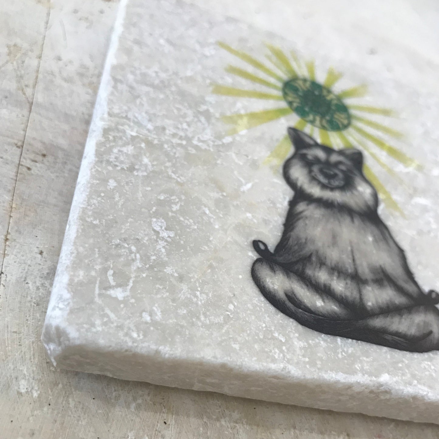 Azulejo artístico de piedra natural “Yoga Bear”