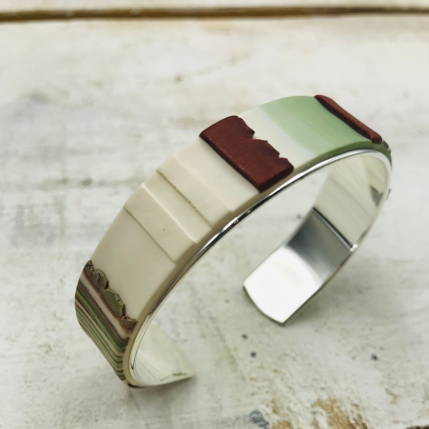 „Country“-Armreif von Stephanie Fraselle – Kunstvolles Schmuckdesign