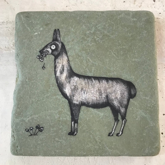 Azulejo artístico de piedra natural “Llama masticando flores”