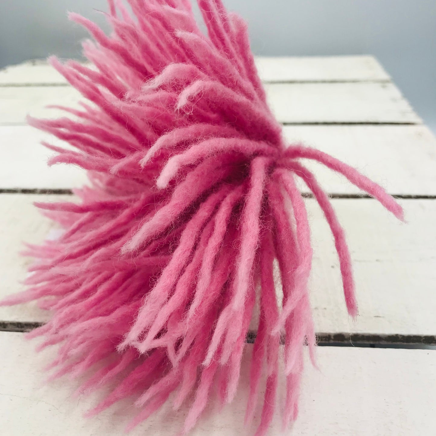 Broche de anémona de lana merino elaborado a mano para ti