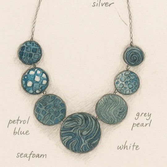 „Blue Denim“ Empress-Halskette von Stephanie Fraselle – Kunstvolles Schmuckdesign