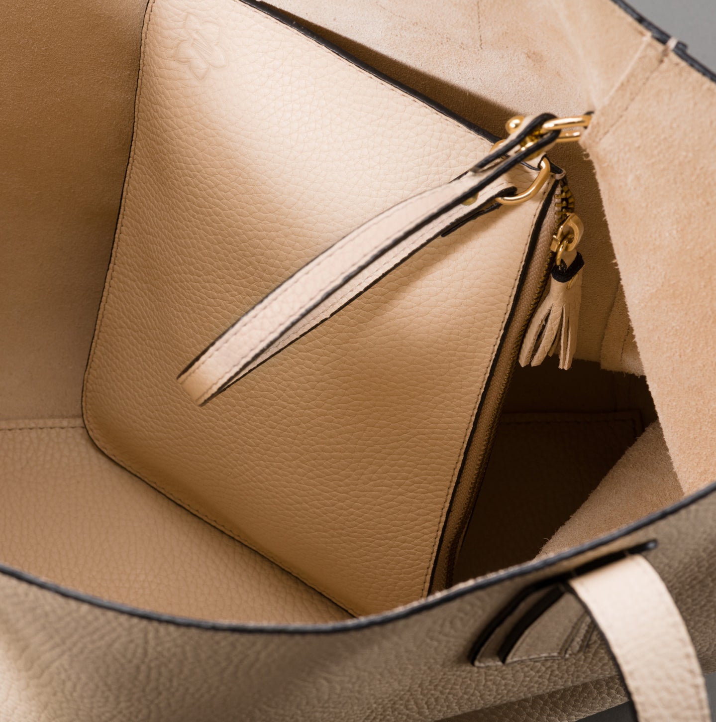 BEIGE handgefertigte Tragetasche mit Zusatztasche und passendem Schlüsselanhänger.
