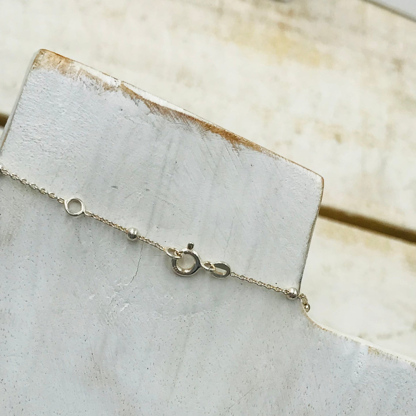 Colgante de mosaico de flores en gris y blanco “White Botanics” - Collar de plata de ley 925 de Stephanie Fraselle - Diseño de joyería artesanal