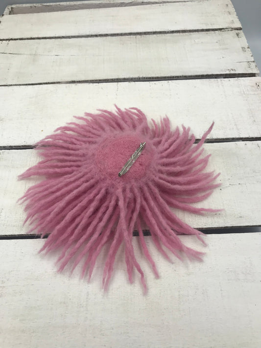 Broche de anémona de lana merino elaborado a mano para ti