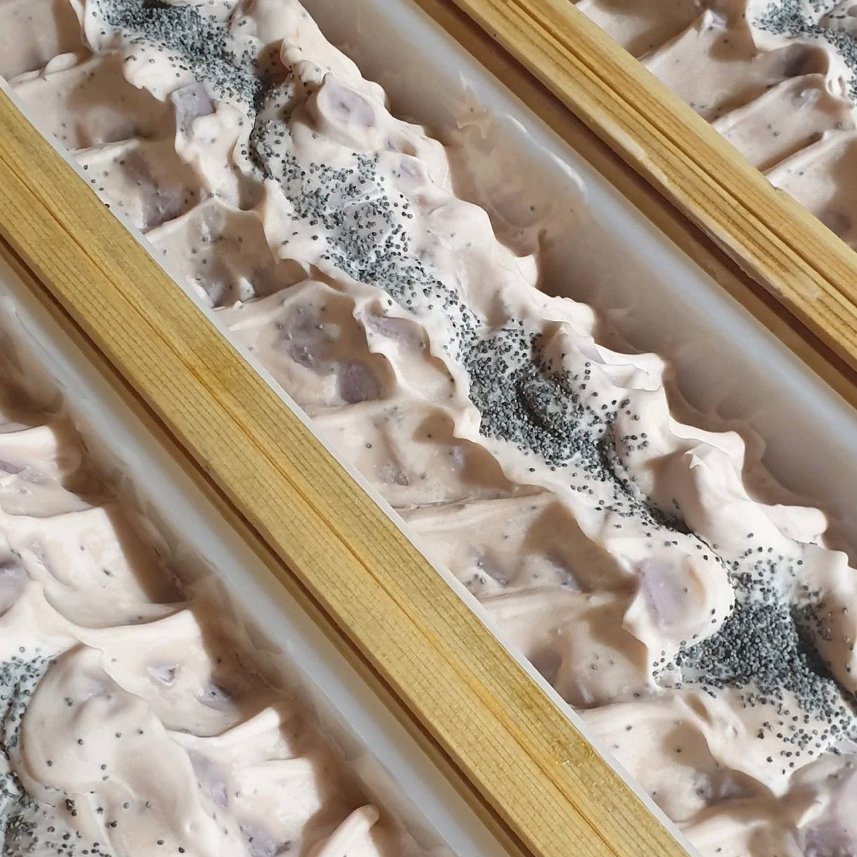Açaí powder and poppy seeds exfoliating soap bar - all skin types