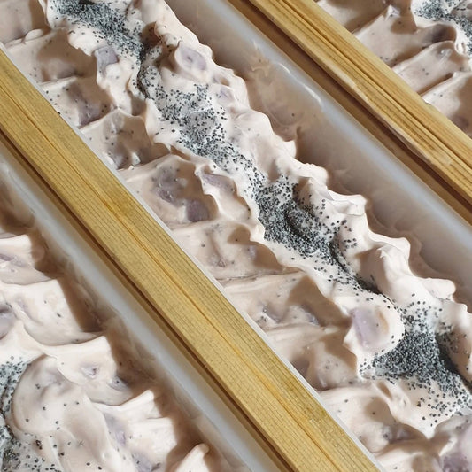 Jabón exfoliante en barra con polvo de açaí y semillas de amapola - todo tipo de piel