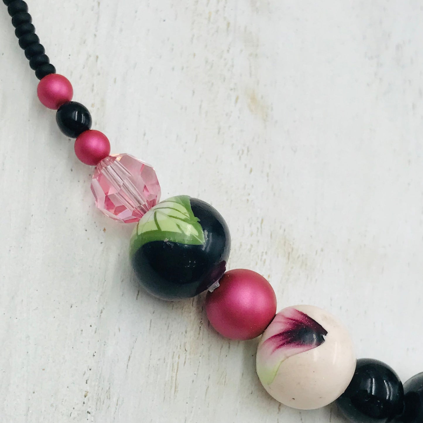Perlenkette „Enchanted Garden“ „Queen of Cups“ von Stephanie Fraselle – Kunstvolles Schmuckdesign