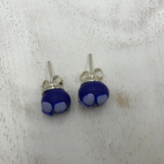 „Mattes Marineblau 925 STERLING SILBER – handgefertigte Ohrstecker – von Stephanie Fraselle – Kunstvolles Schmuckdesign