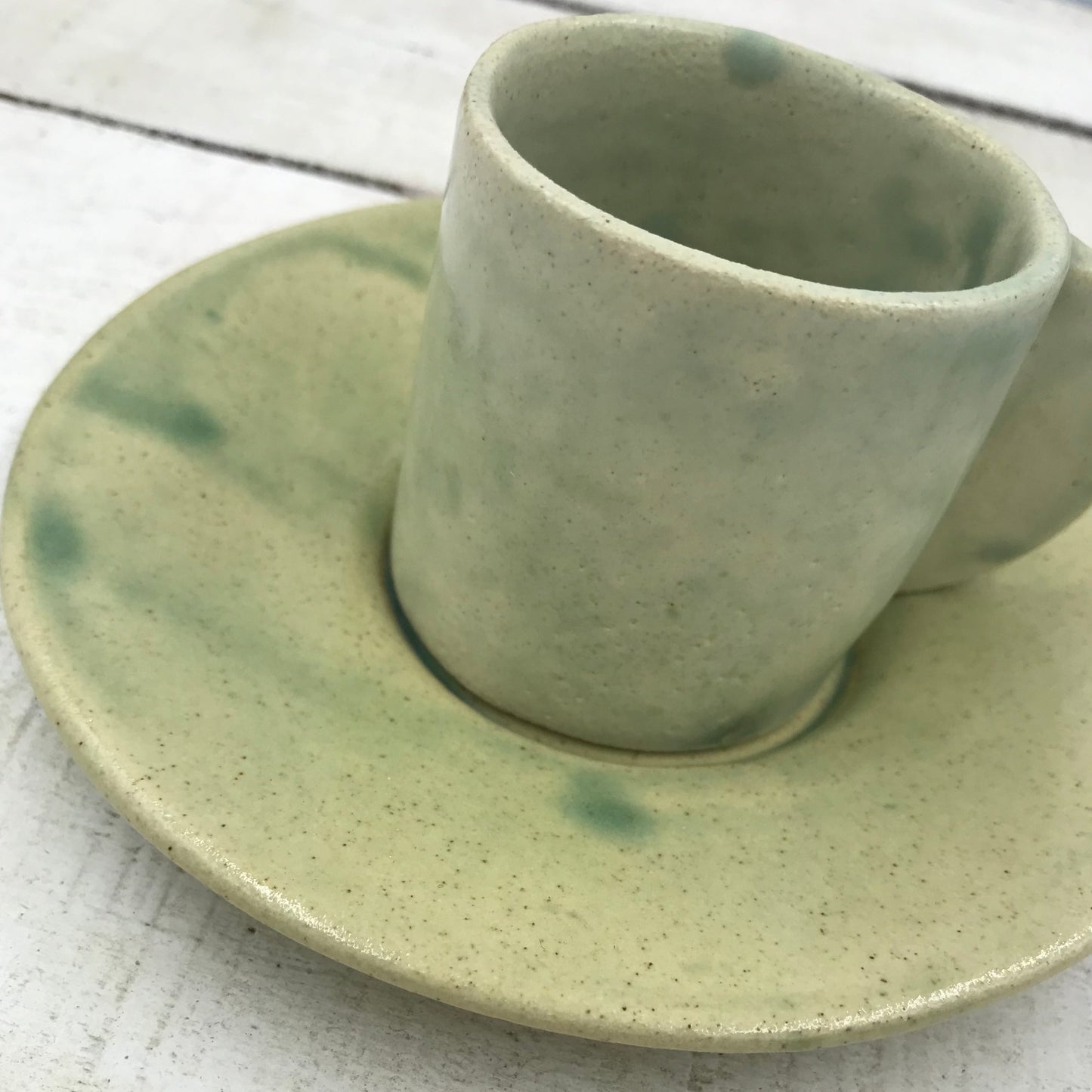 Taza y plato de café espresso hechos a mano en cerámica artesanal - VERDE