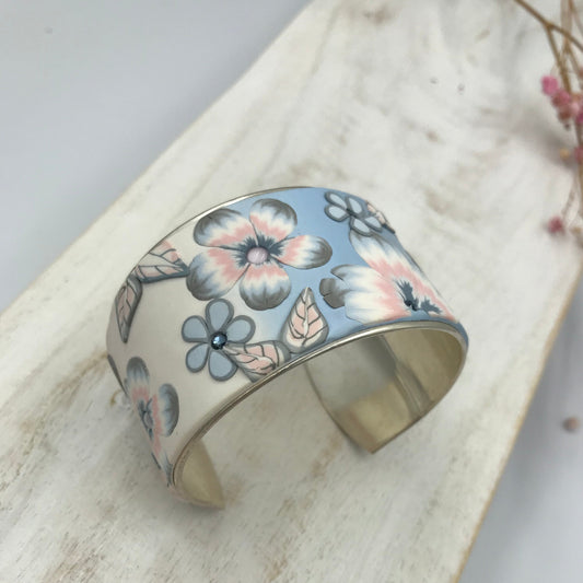 Brazalete tipo brazalete de 37 mm en tonos pastel de Stephanie Fraselle - Diseño de joyería artesanal