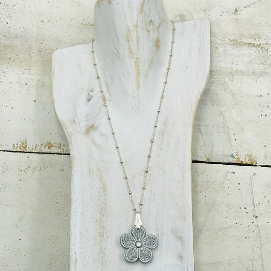 Colgante de mosaico de flores en gris y blanco “White Botanics” - Collar de plata de ley 925 de Stephanie Fraselle - Diseño de joyería artesanal