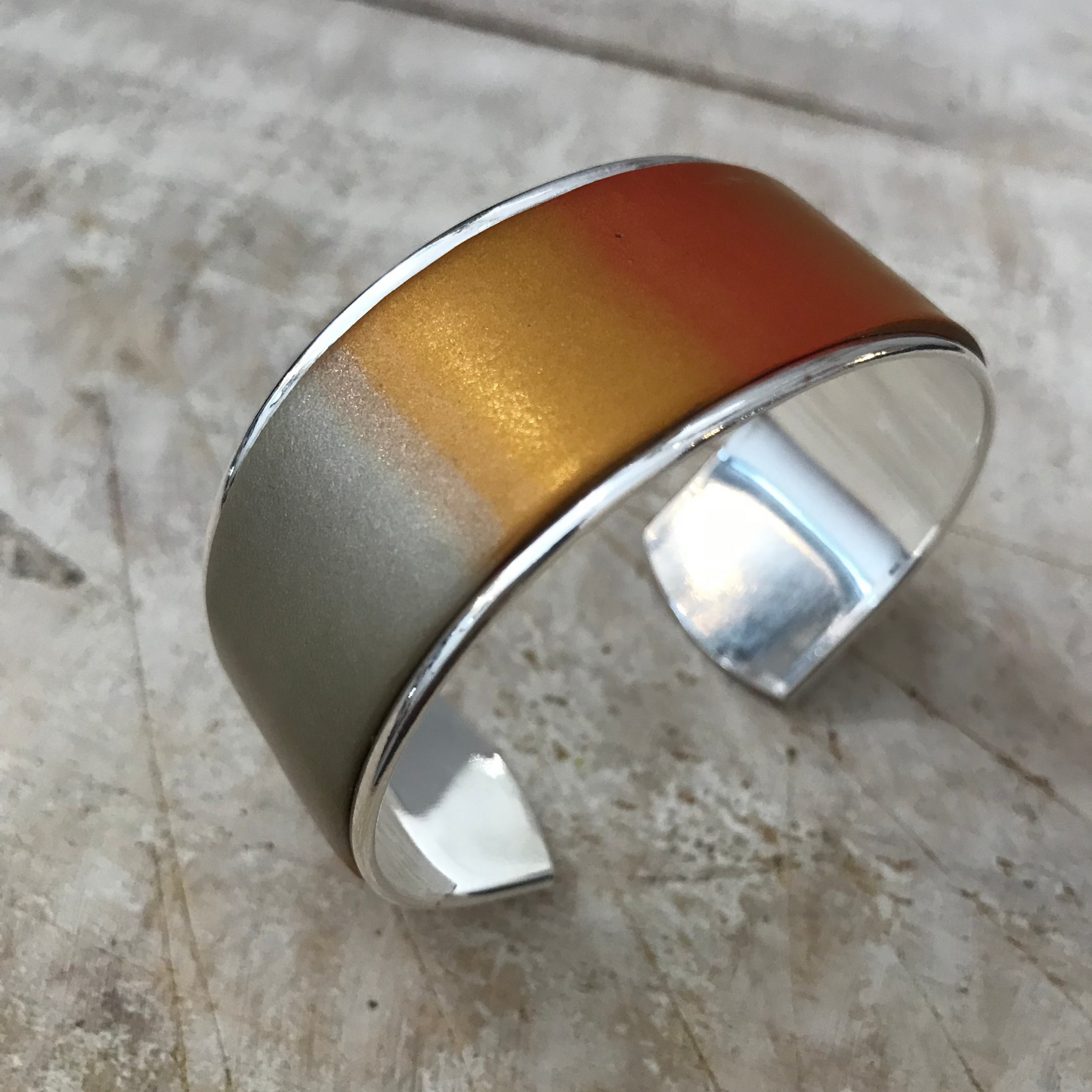 Brazalete de oro de Stephanie Fraselle - Diseño de joyería artesanal
