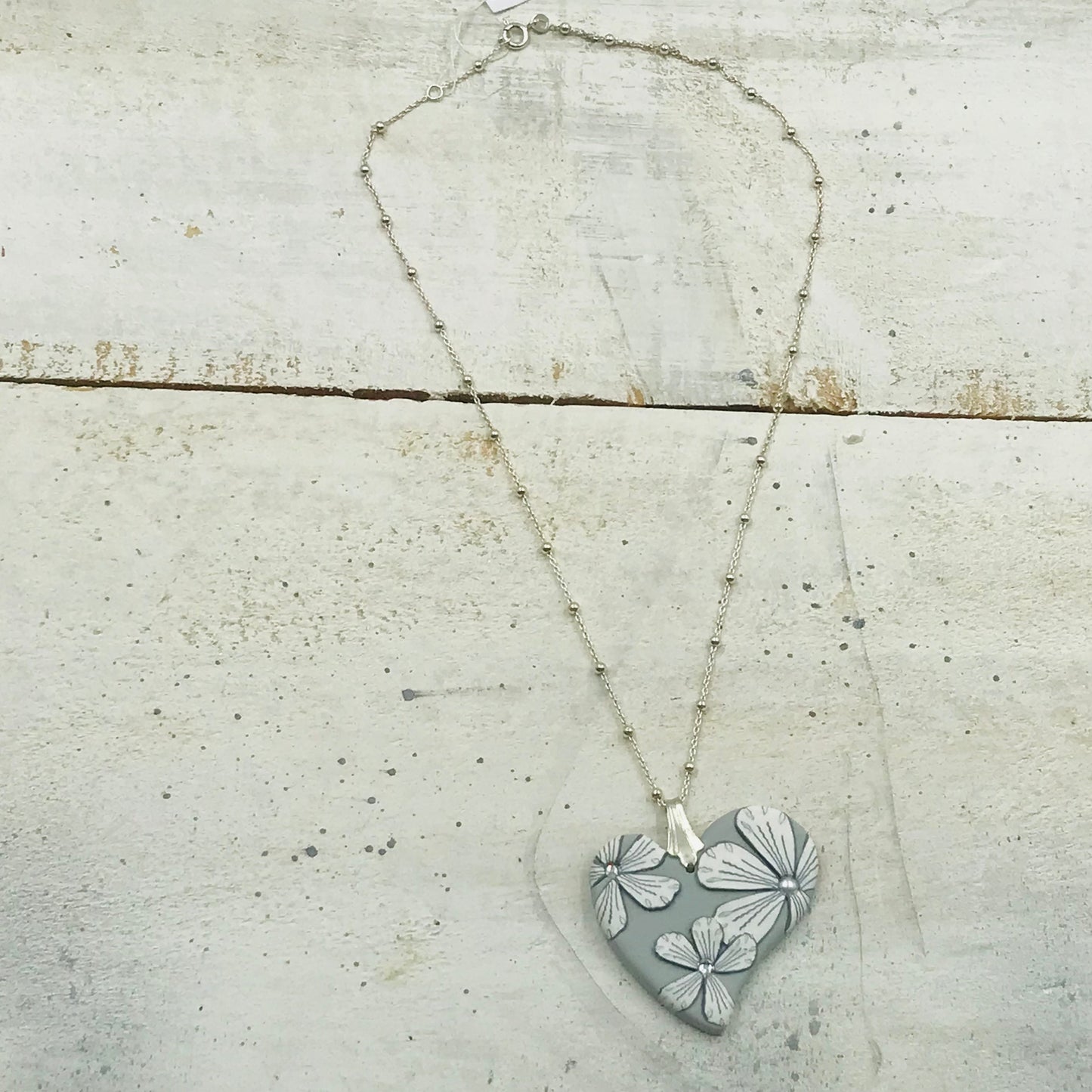 „White Botanics“ Grauer Herzanhänger – Halskette aus 925er Sterlingsilber von Stephanie Fraselle – Kunstvolles Schmuckdesign