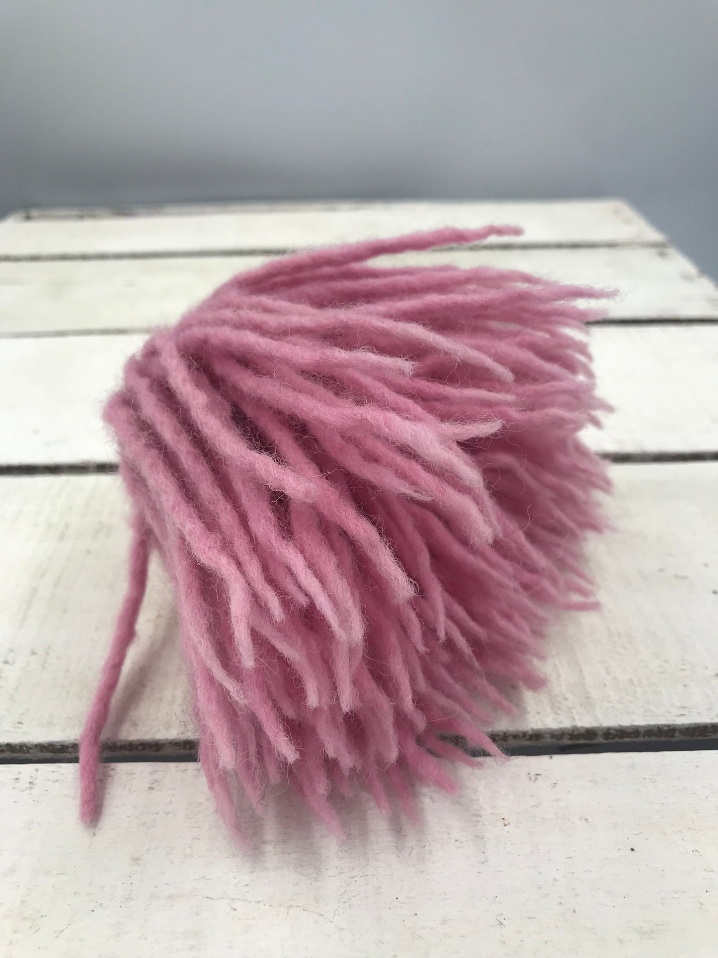 Broche de anémona de lana merino elaborado a mano para ti
