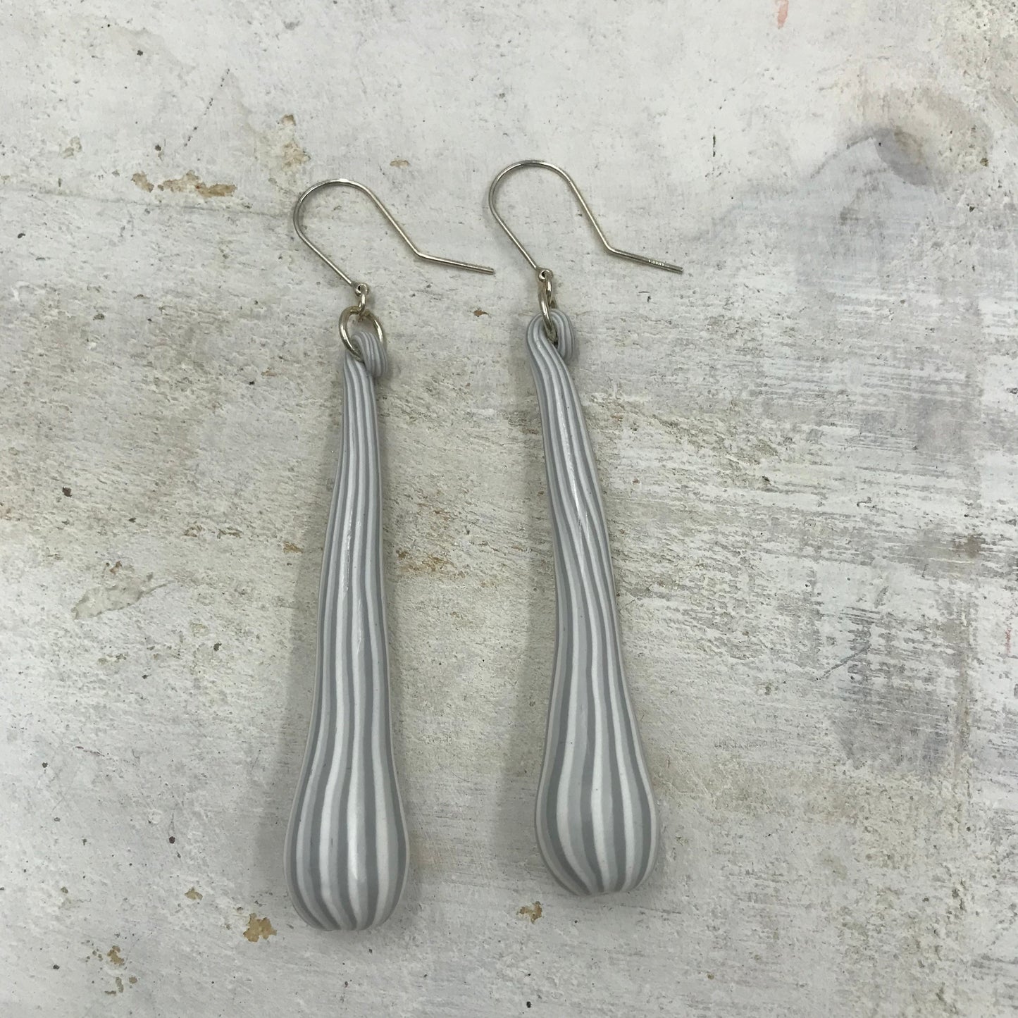 „White Botanics“ 925er STERLINGSILBER – handgefertigte graue Markohrringe mit Nadelstreifen – von Stephanie Fraselle – Kunstvolles Schmuckdesign