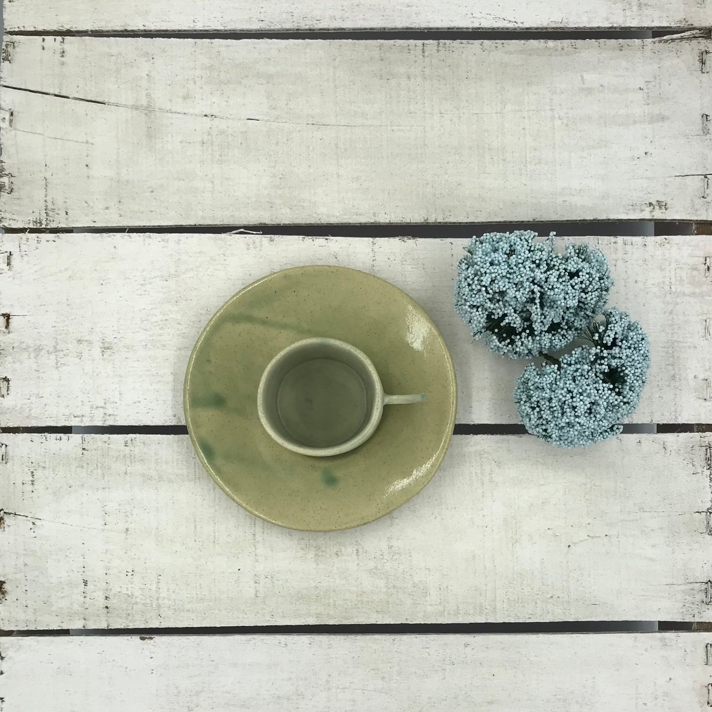 Taza y plato de café espresso hechos a mano en cerámica artesanal - VERDE