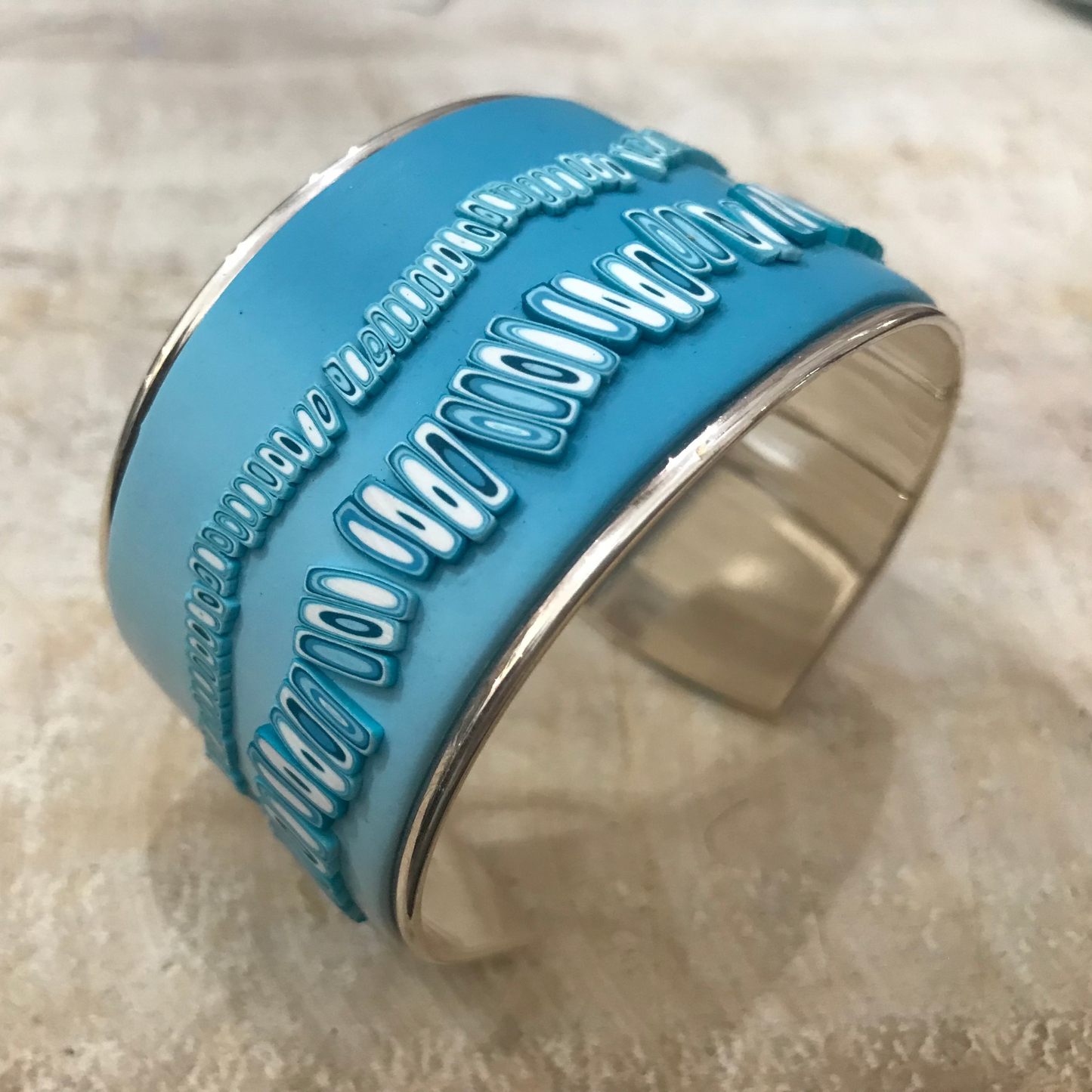 “Aguas tranquilas”. Brazalete de Stephanie Fraselle – Diseño de joyería artesanal.
