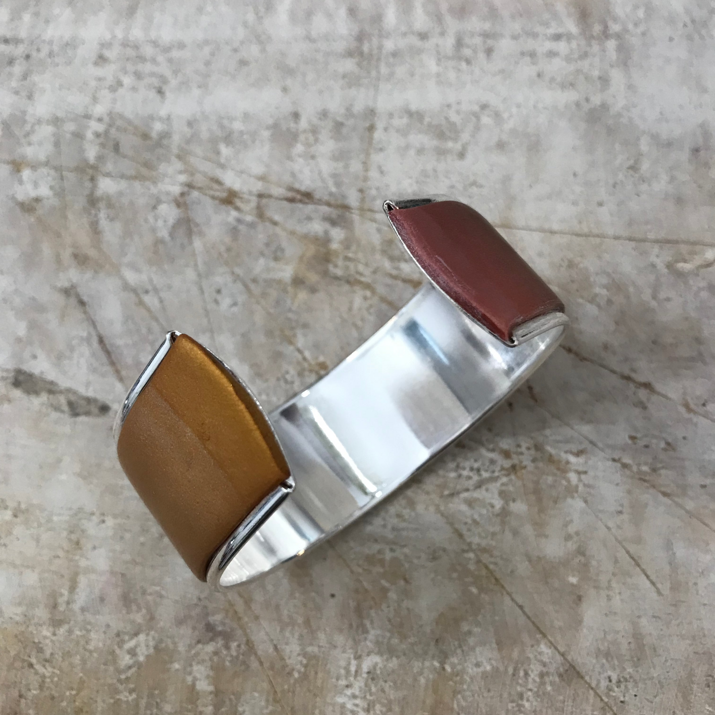 Brazalete de oro de Stephanie Fraselle - Diseño de joyería artesanal