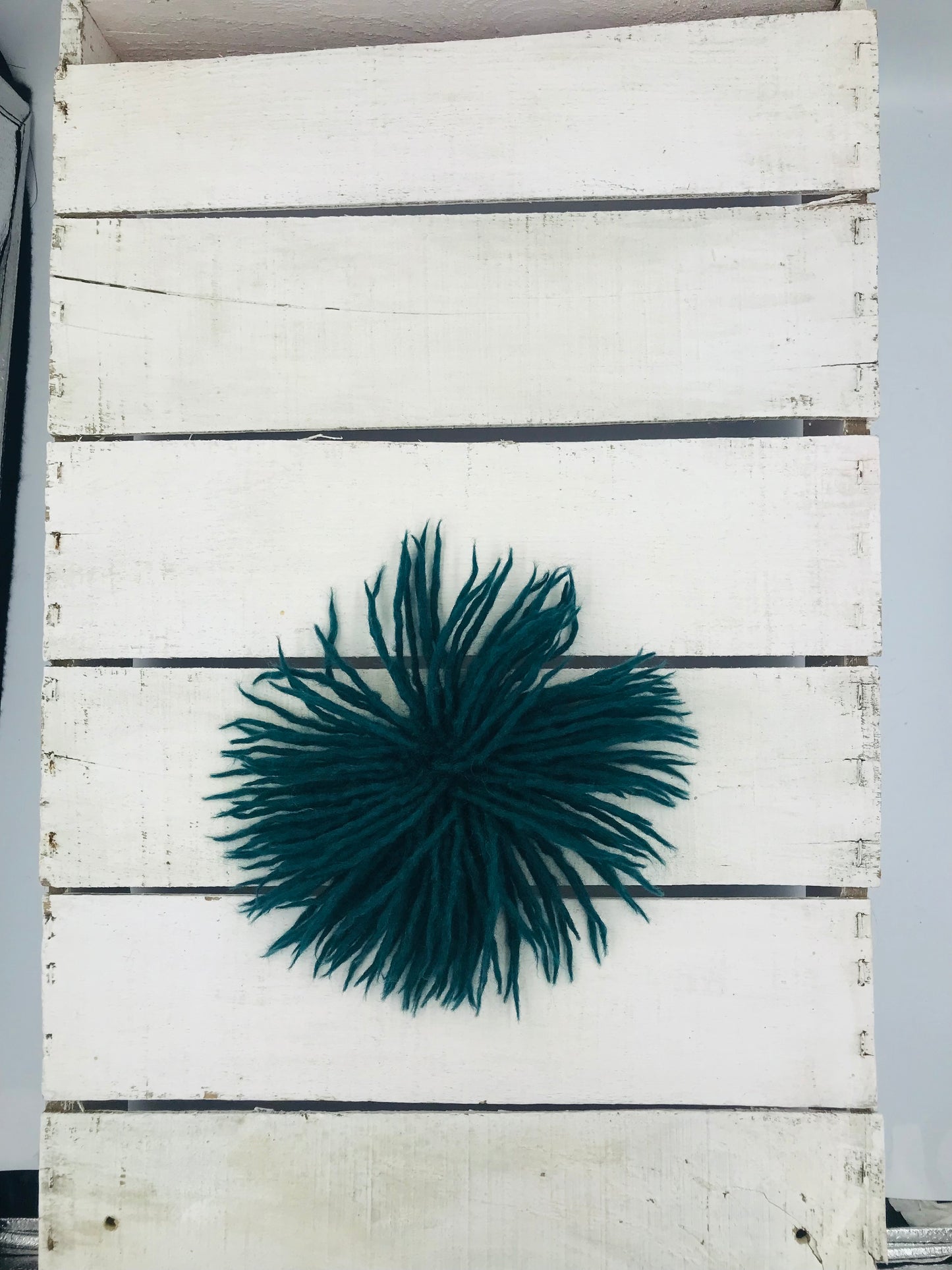 Von Hand für Sie gefertigt - Anemonenbrosche aus Merinowolle