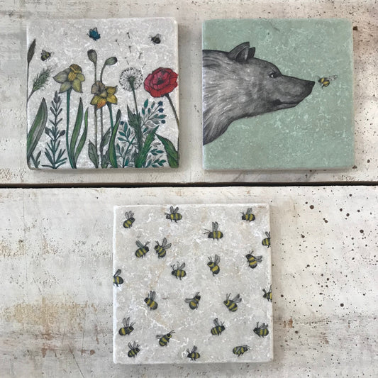 Juego de tres baldosas artísticas de piedra natural “Oso y abeja/ Abejas/ flores