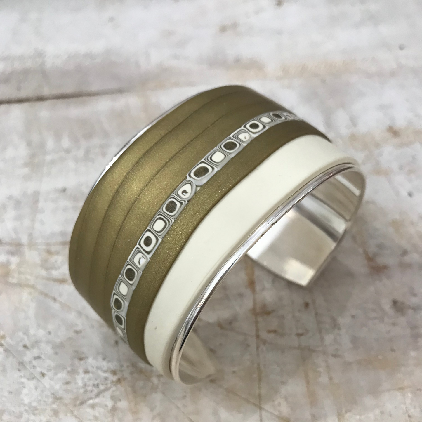 Brazalete brazalete “Golden” de Stephanie Fraselle – Diseño de joyería artesanal