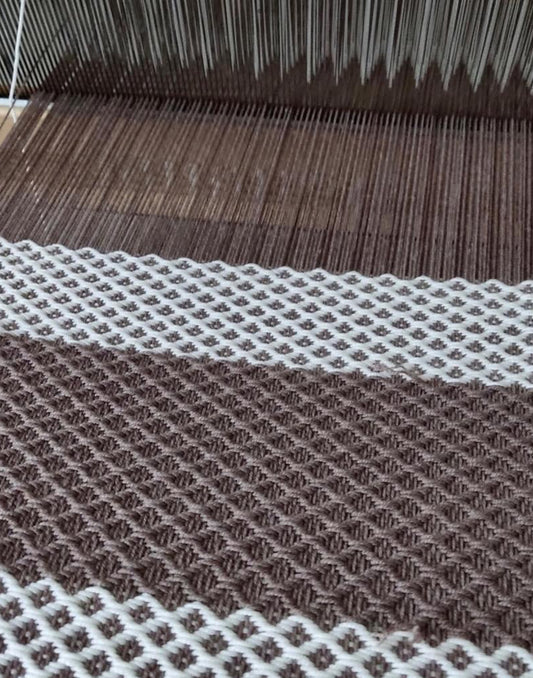 Handgewebt auf einem Webstuhl - Beige und weiß strukturierter Schal