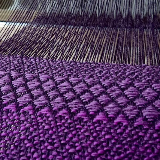 Handgewebter Schal auf einem Webstuhl