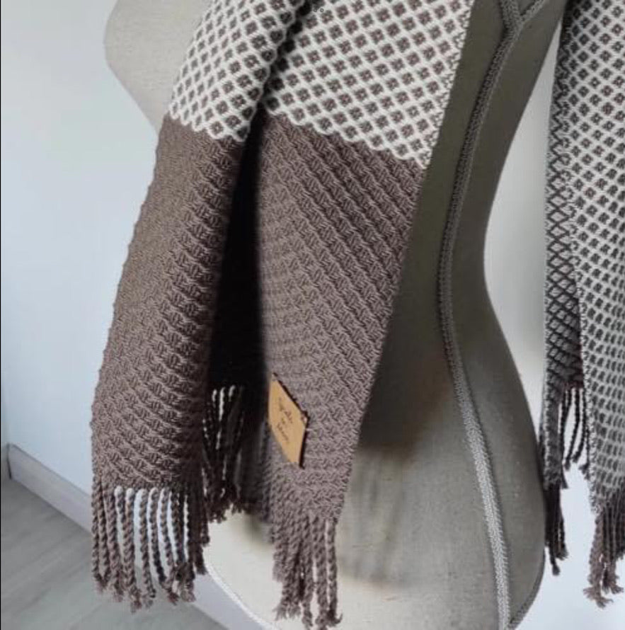 Handgewebt auf einem Webstuhl - Beige und weiß strukturierter Schal