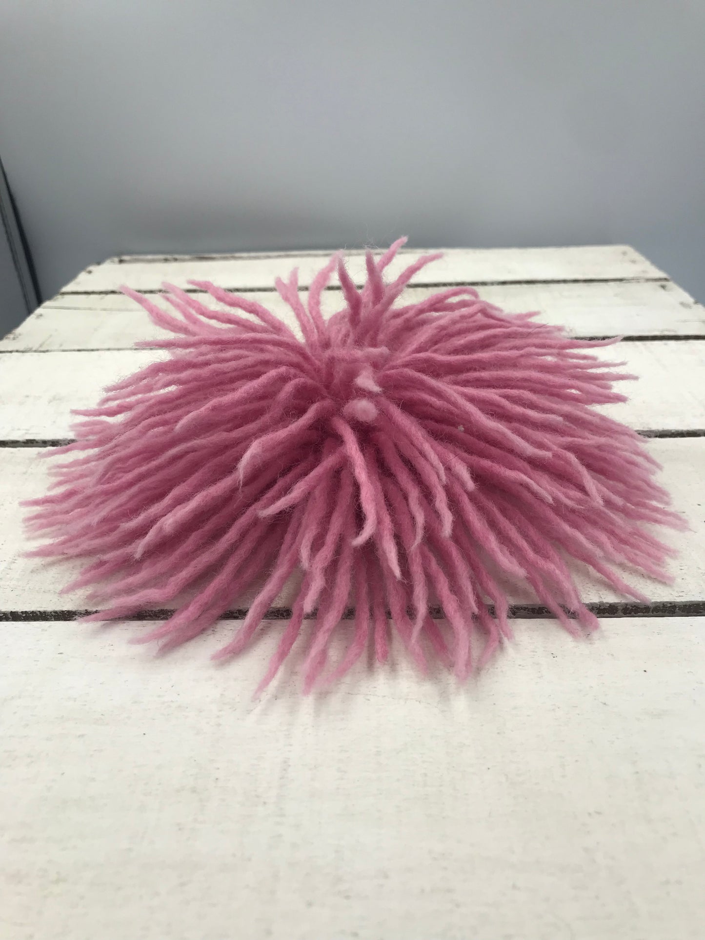 Broche de anémona de lana merino elaborado a mano para ti