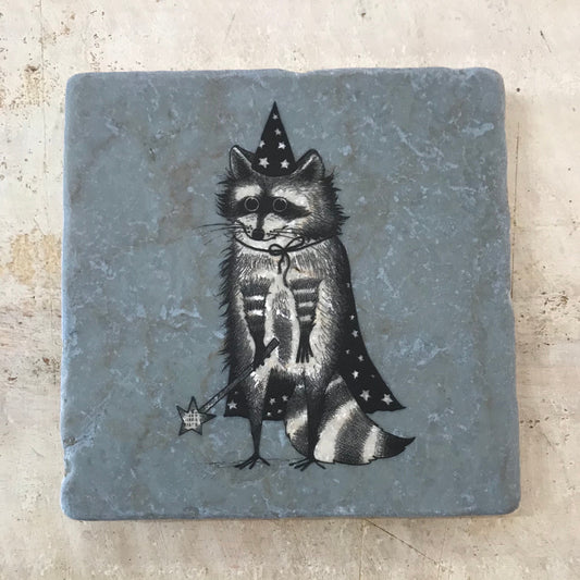 Azulejo artístico de piedra natural “Mapache Mago”