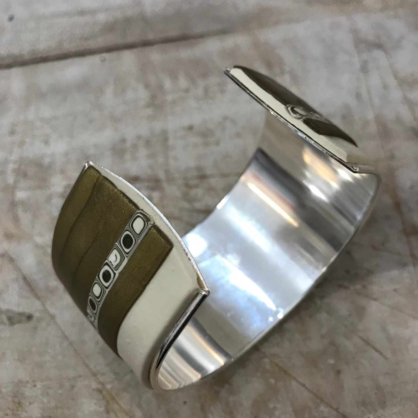 Brazalete brazalete “Golden” de Stephanie Fraselle – Diseño de joyería artesanal