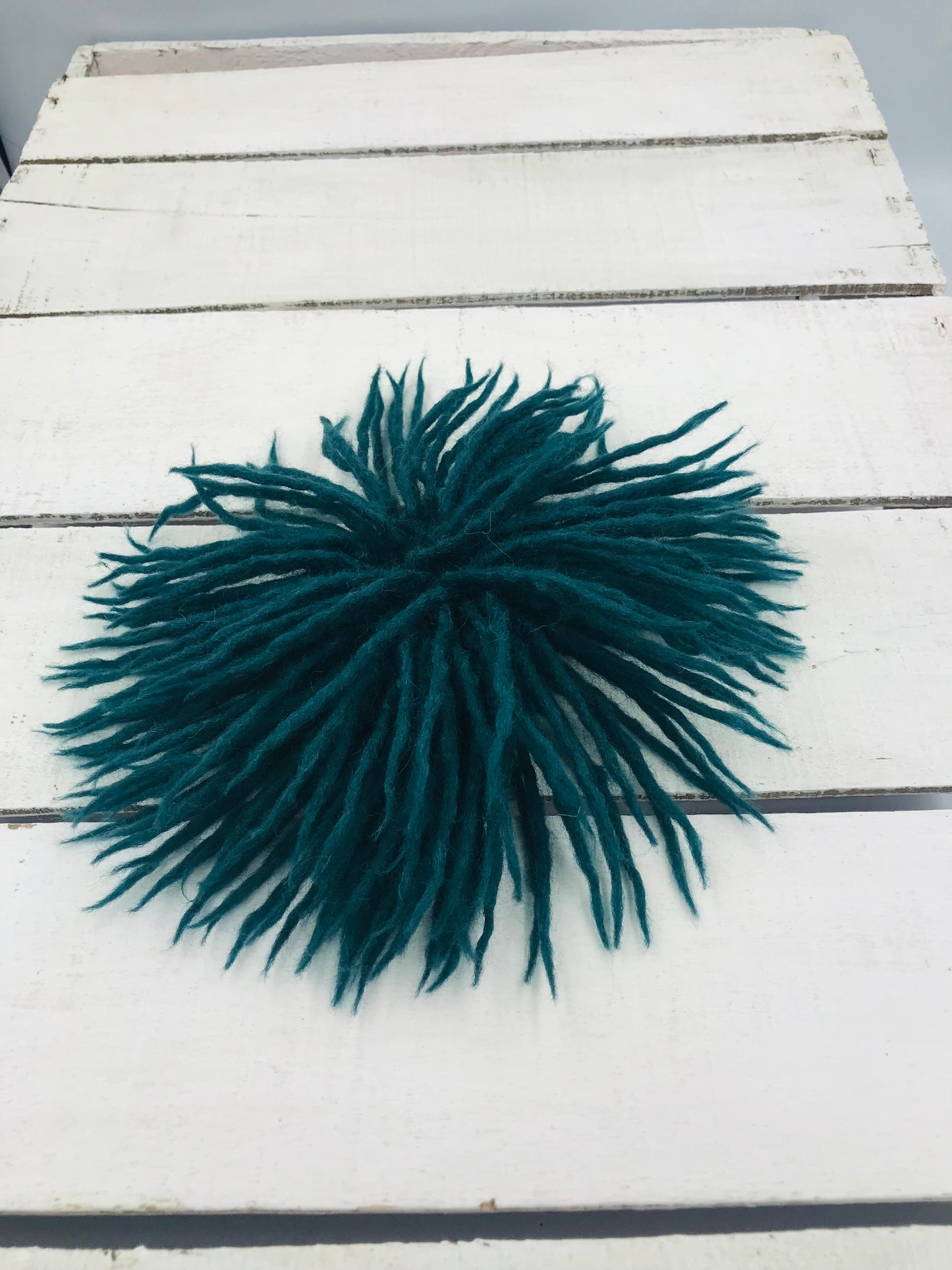 Von Hand für Sie gefertigt - Anemonenbrosche aus Merinowolle