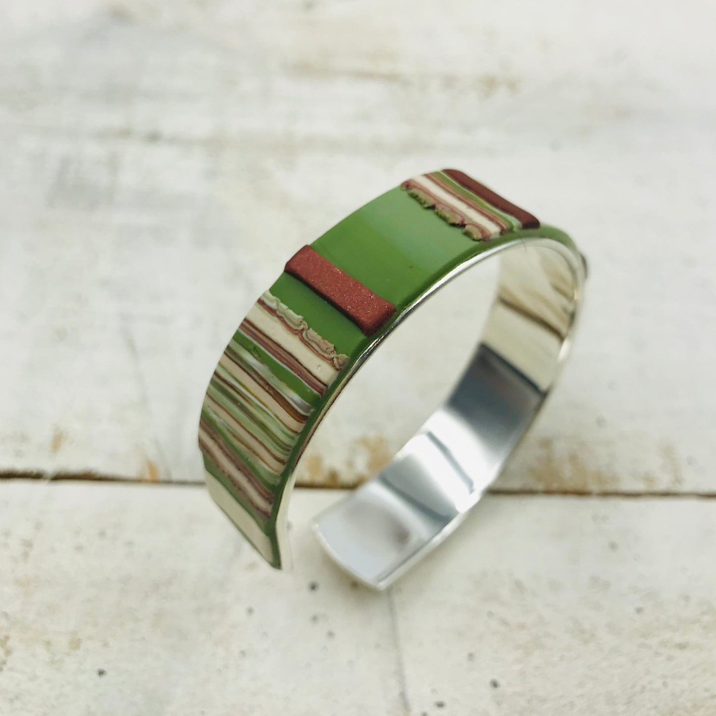 „Country“-Armreif von Stephanie Fraselle – Kunstvolles Schmuckdesign