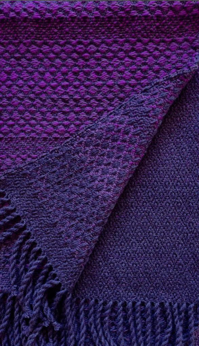 Handgewebter Schal auf einem Webstuhl