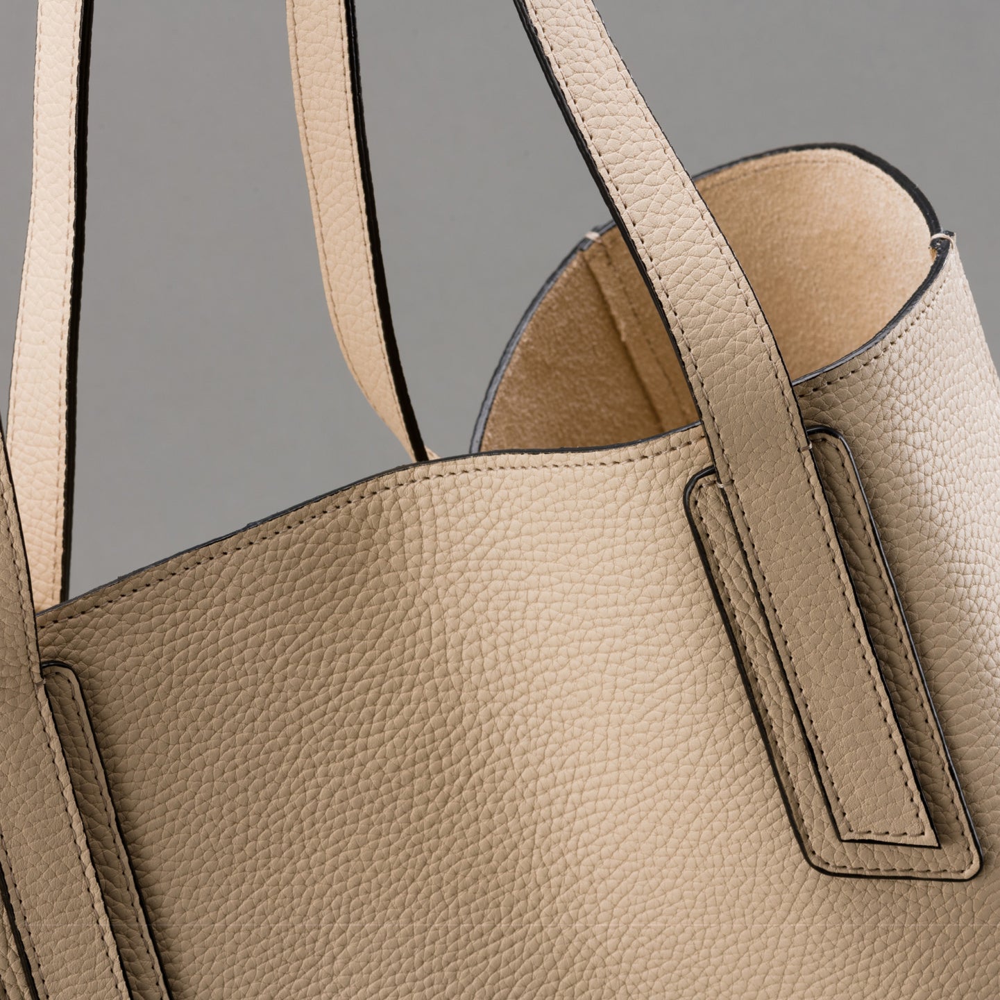 BEIGE handgefertigte Tragetasche mit Zusatztasche und passendem Schlüsselanhänger.