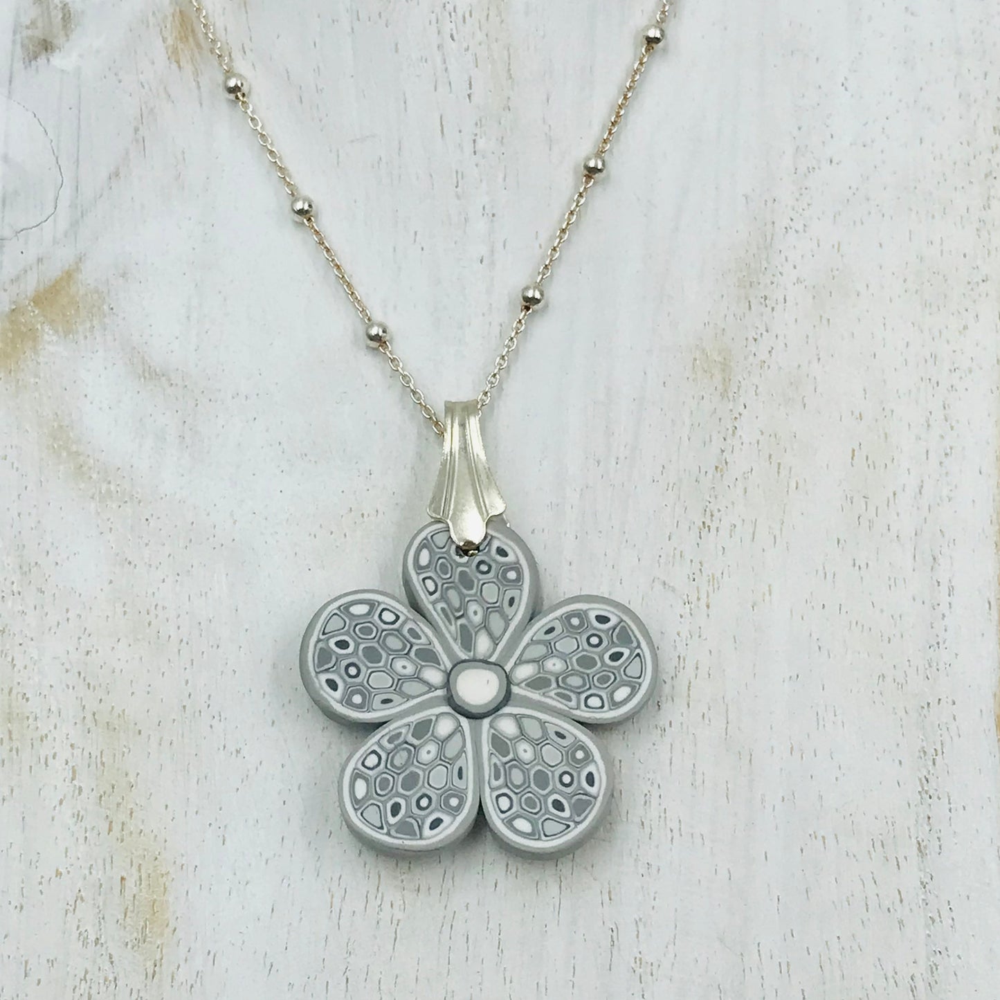 Colgante de mosaico de flores en gris y blanco “White Botanics” - Collar de plata de ley 925 de Stephanie Fraselle - Diseño de joyería artesanal