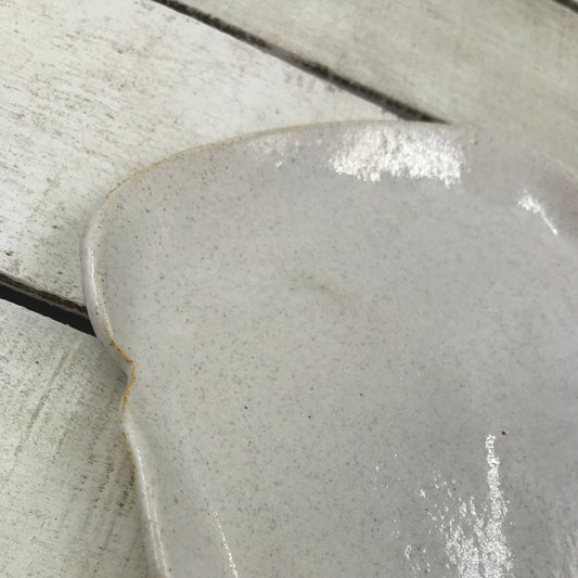 HANDGEFERTIGTER Toastteller aus Kunstkeramik - NATURWEISS