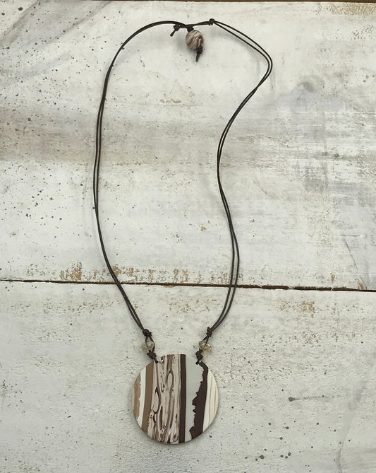 „Cappucino“ 5 cm runder Anhänger von Stephanie Fraselle - Kunstvolles Schmuckdesign