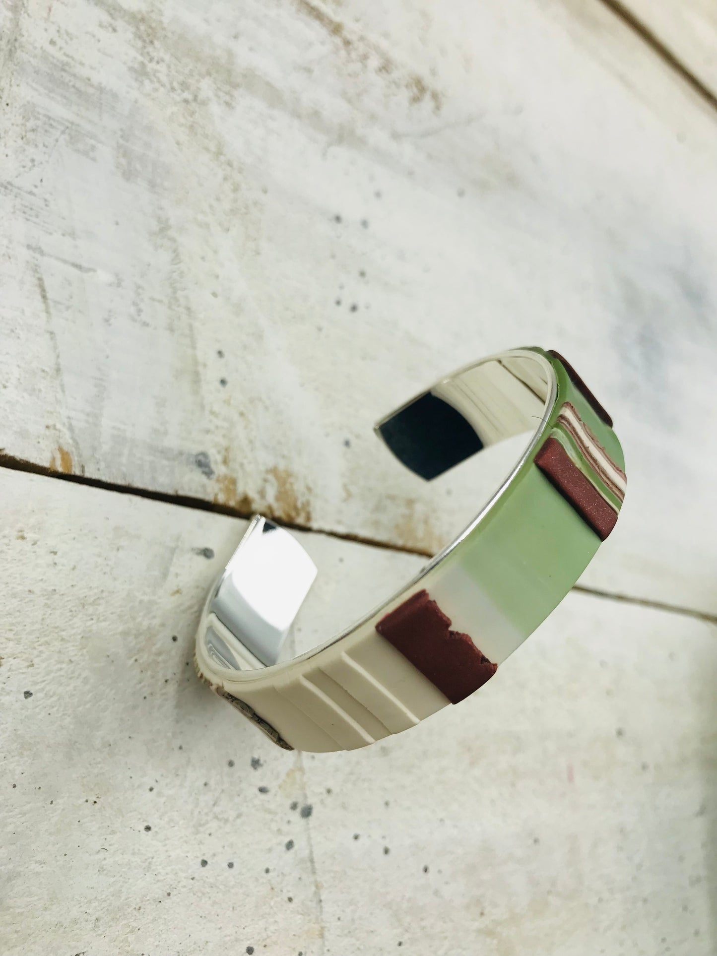 „Country“-Armreif von Stephanie Fraselle – Kunstvolles Schmuckdesign