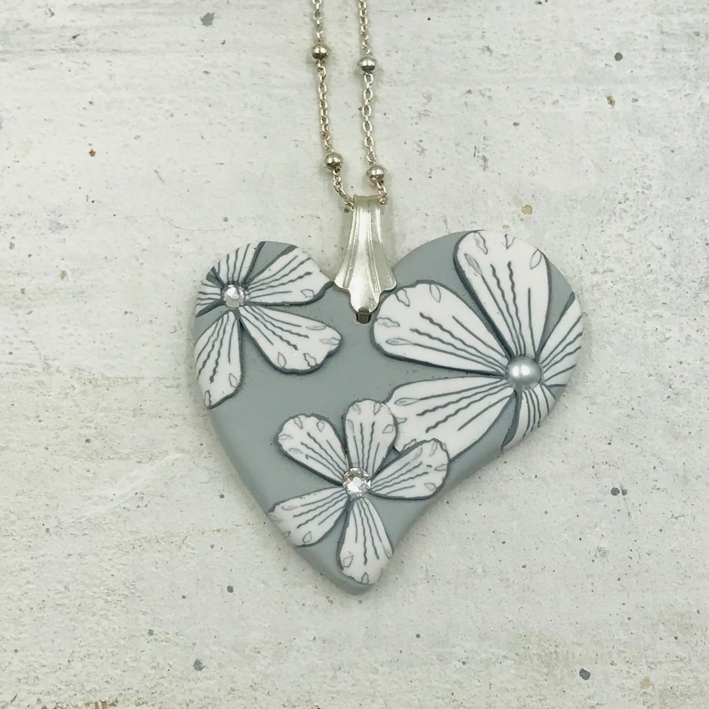 „White Botanics“ Grauer Herzanhänger – Halskette aus 925er Sterlingsilber von Stephanie Fraselle – Kunstvolles Schmuckdesign