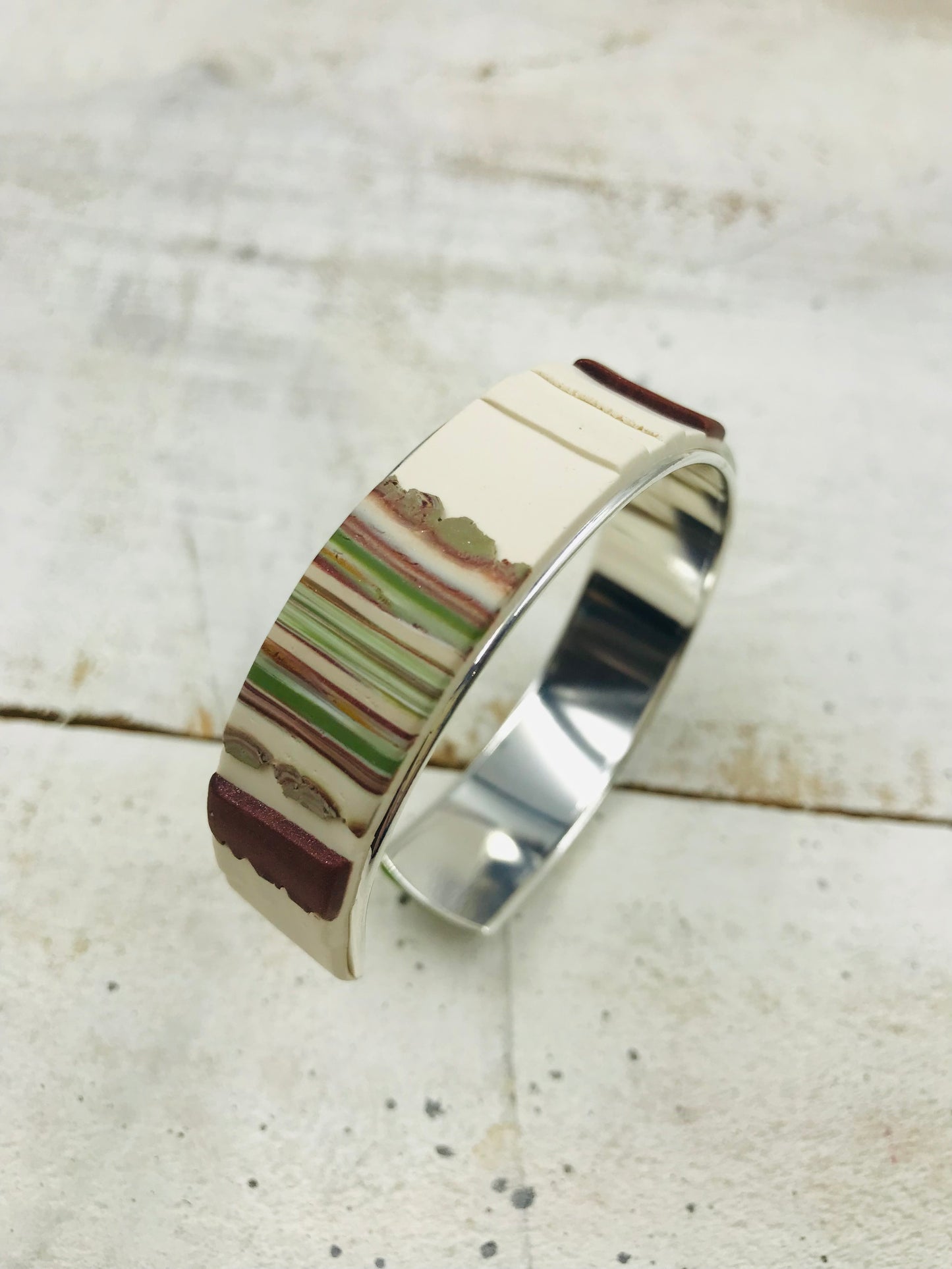 „Country“-Armreif von Stephanie Fraselle – Kunstvolles Schmuckdesign