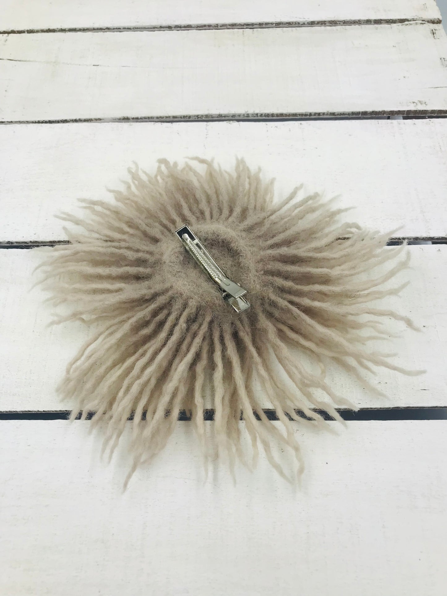 Von Hand für Sie gefertigt - Anemonenbrosche aus Merinowolle