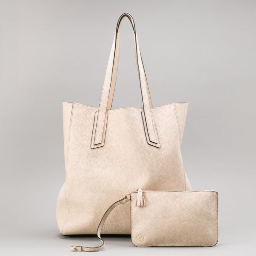 BEIGE handgefertigte Tragetasche mit Zusatztasche und passendem Schlüsselanhänger.