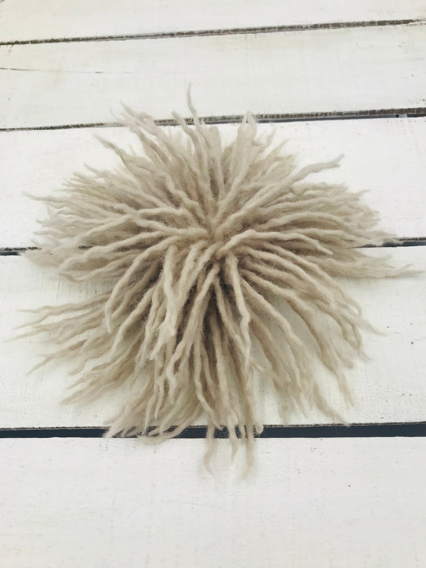 Von Hand für Sie gefertigt - Anemonenbrosche aus Merinowolle