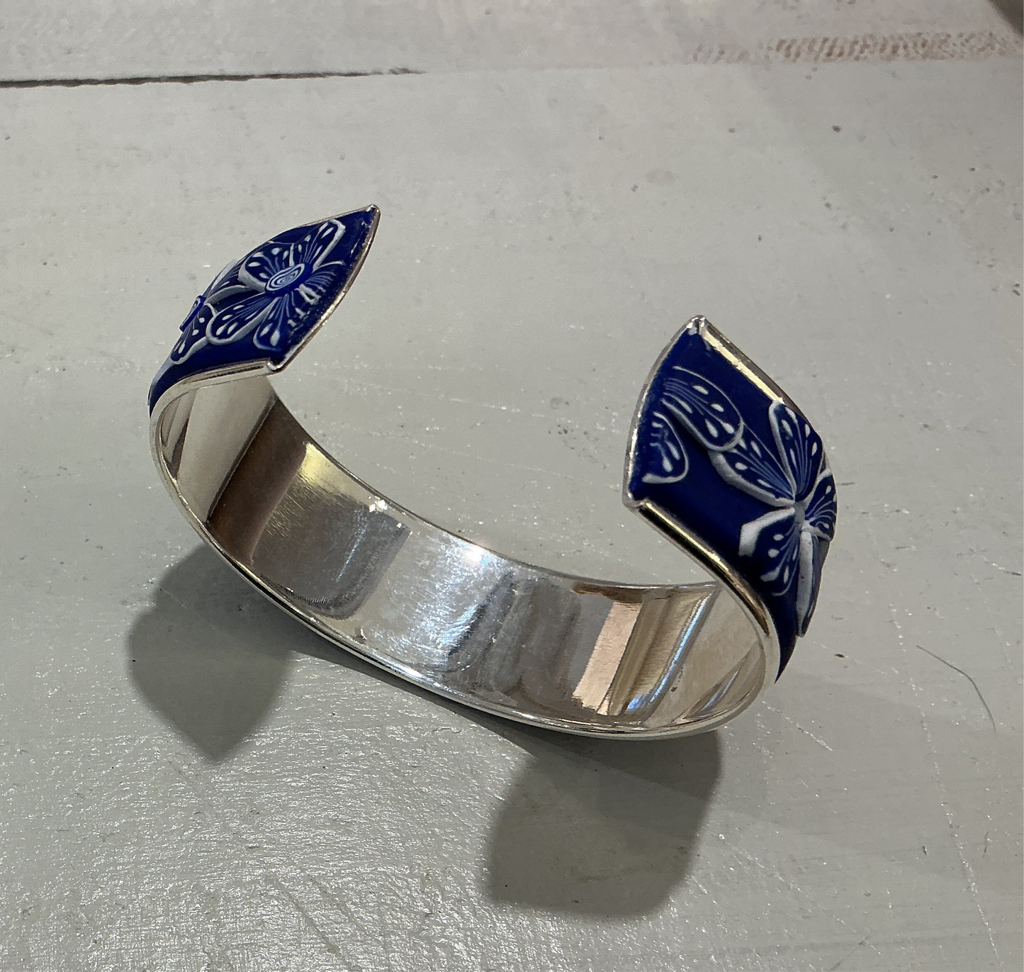 Blends – Grauer Minimalist trifft Weiß – Armreif von Stephanie Fraselle – Kunstvolles Schmuckdesign