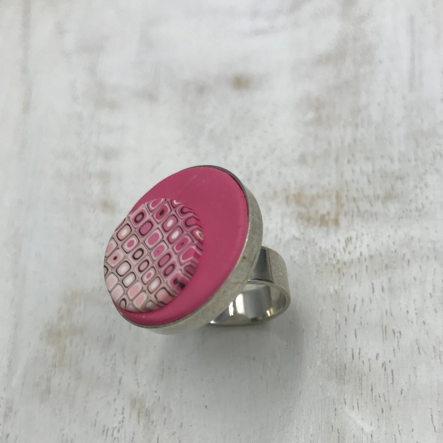 Anillo redondo ajustable de 22 mm “Flamingo Pearl” de Stephanie Fraselle - Diseño de joyería artesanal